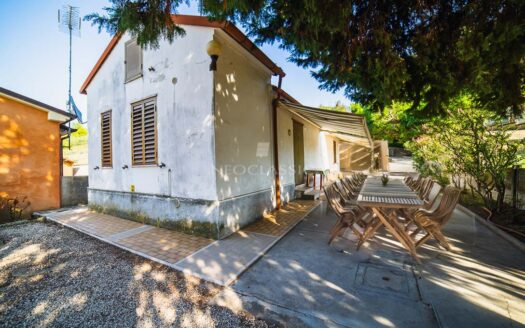 House for sale in Senigallia with garden near the sea